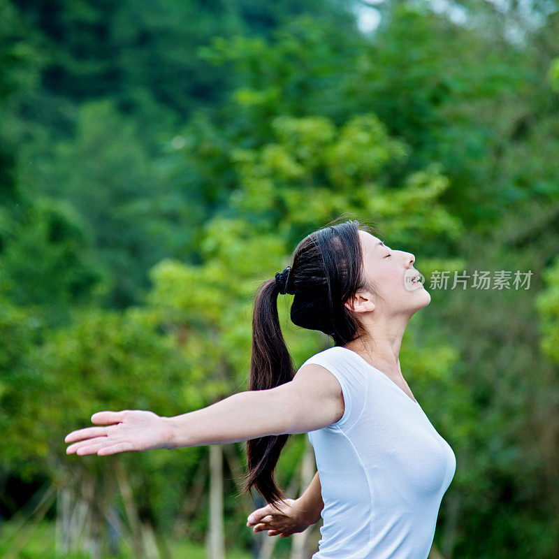 美丽的亚洲女人享受新鲜空气