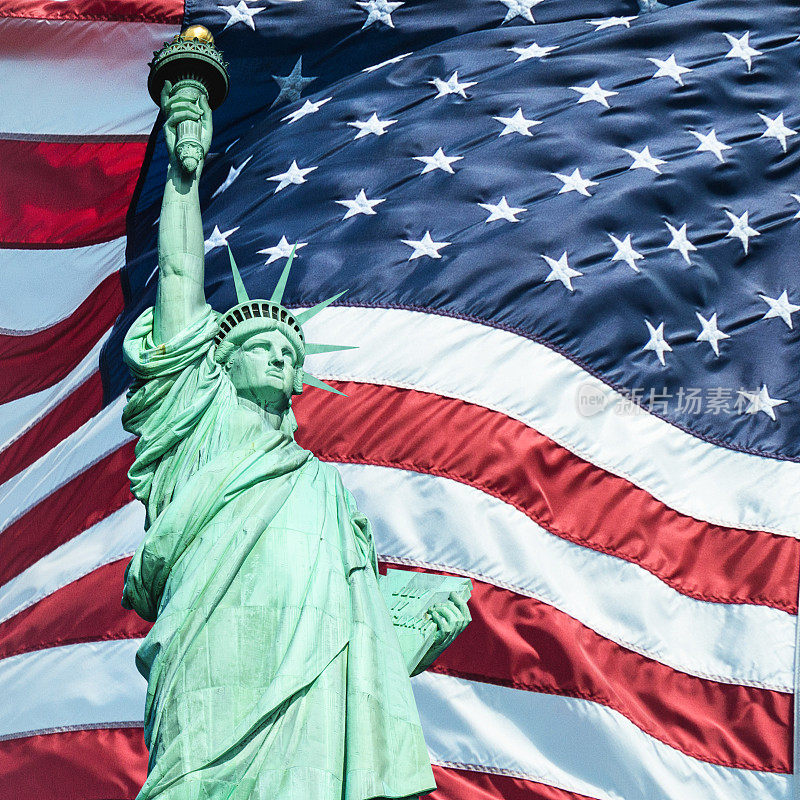 美国国旗为国庆自由女神像