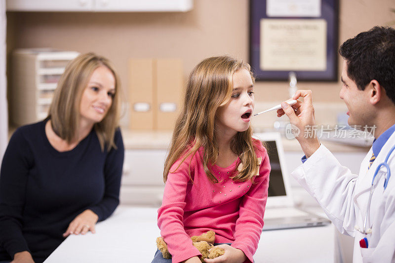 可爱的小女孩跟小儿科医生看病，妈妈。拉丁裔。