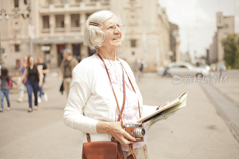 老年女性旅游