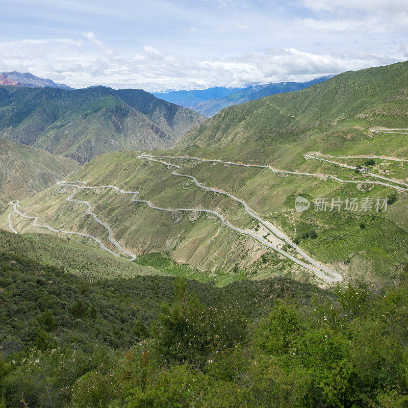 西藏蜿蜒的山路