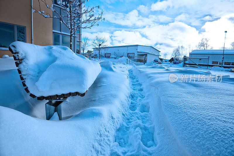 长凳上覆盖着厚厚的积雪