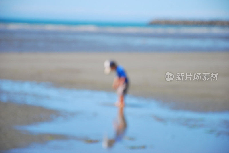 孩子在沙滩上玩耍，完全散焦