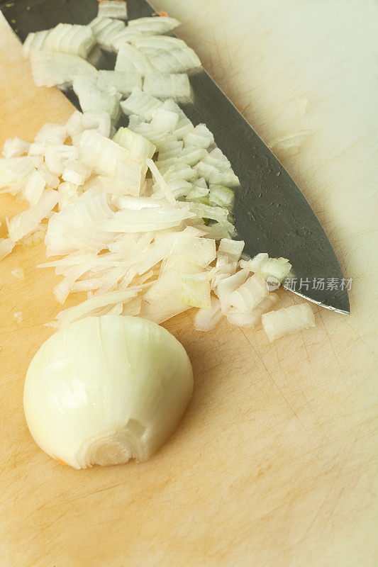 切菜板上的洋葱和菜刀的特写