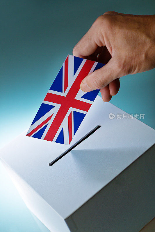 英国，英国，英国国旗投票进入投票箱