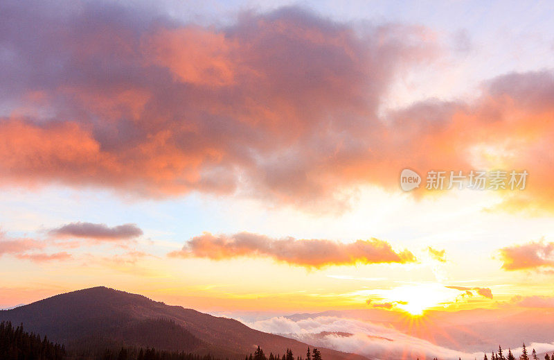 喀尔巴阡山脉。美丽的山景。大自然在山中。美丽的云。