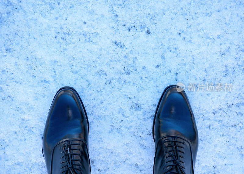 俯视图完美保存的商业鞋在雪
