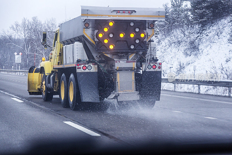 汽车司机POV高速公路扫雪车倾卸公路撒盐