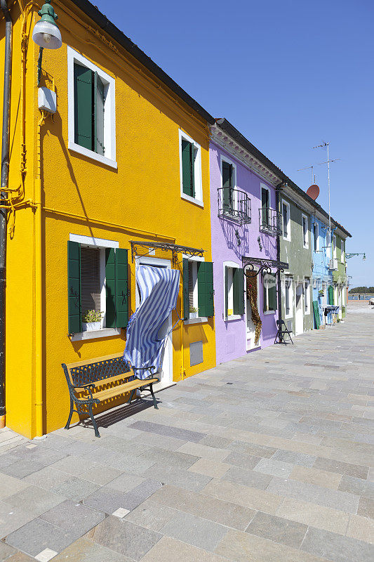 布拉诺意大利彩色的黄色房子在威尼斯附近