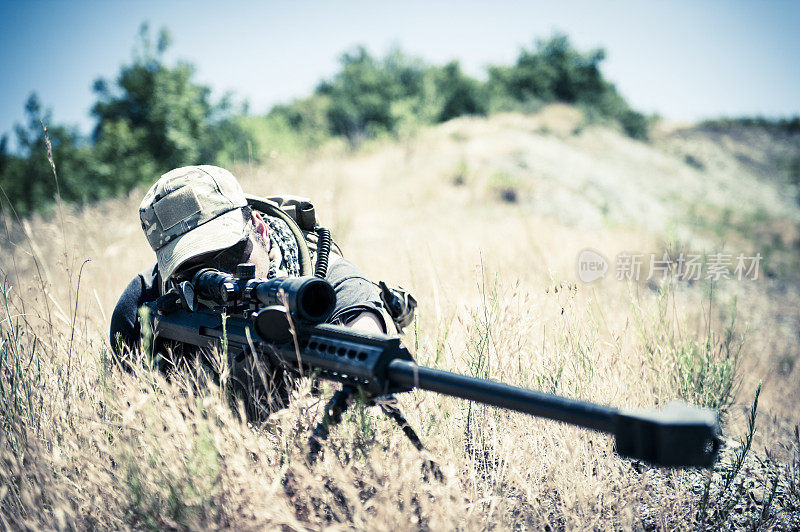 狙击手用巴雷特M82A1精确步枪瞄准干燥位置
