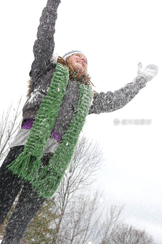 外面下雪的女孩