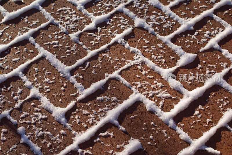 砖砌路面上的雪