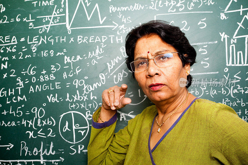 高级印度数学老师在教室里