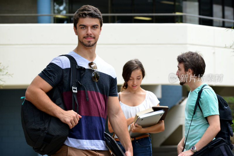 四个漂亮的学生在一个大学校园