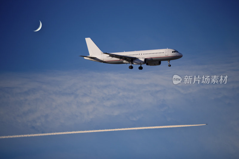 飞机在蓝天中飞行，半空中的位置