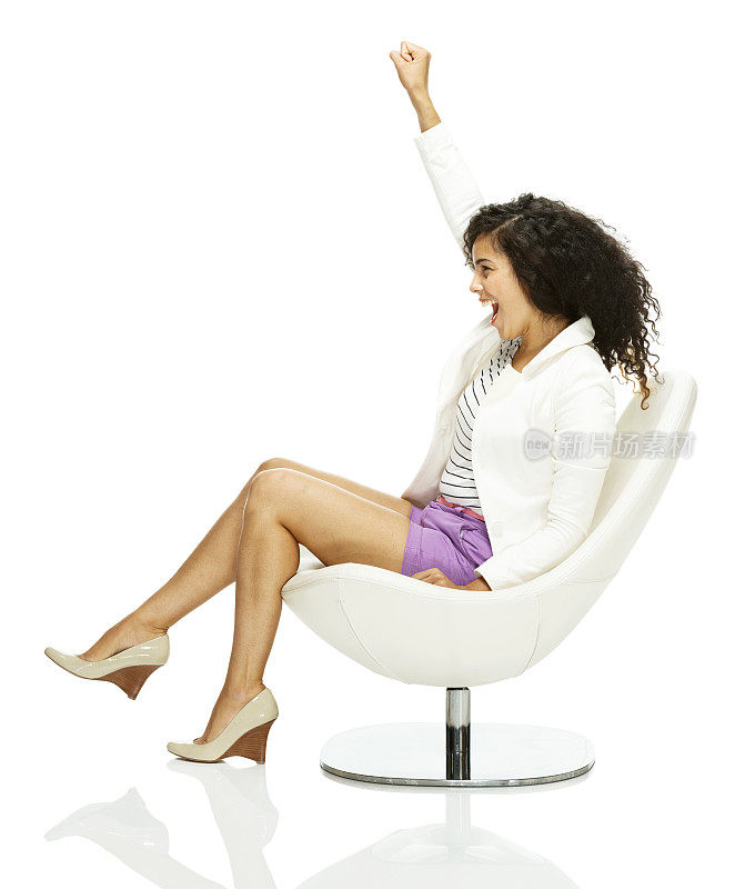时尚的女人坐在椅子上欢呼
