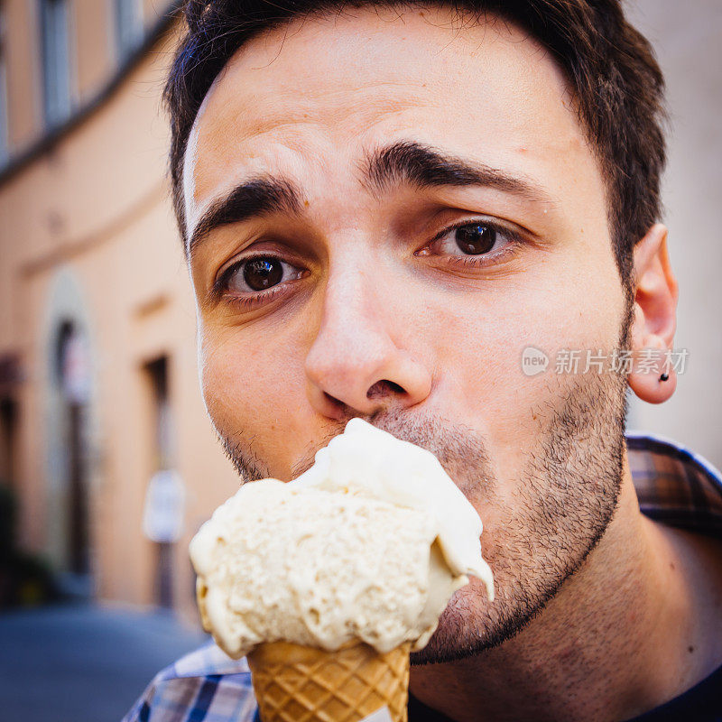 吃冰淇淋的年轻人