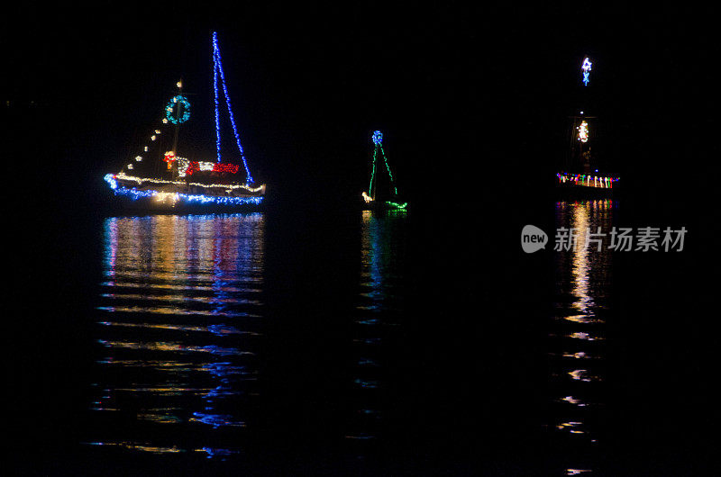 夜间舰队中的圣诞帆船