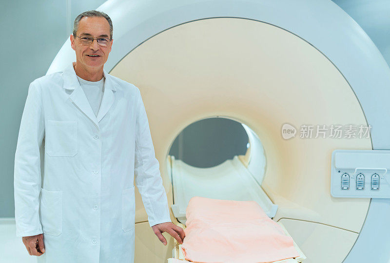 医生站在核磁共振扫描仪旁看着摄像机。