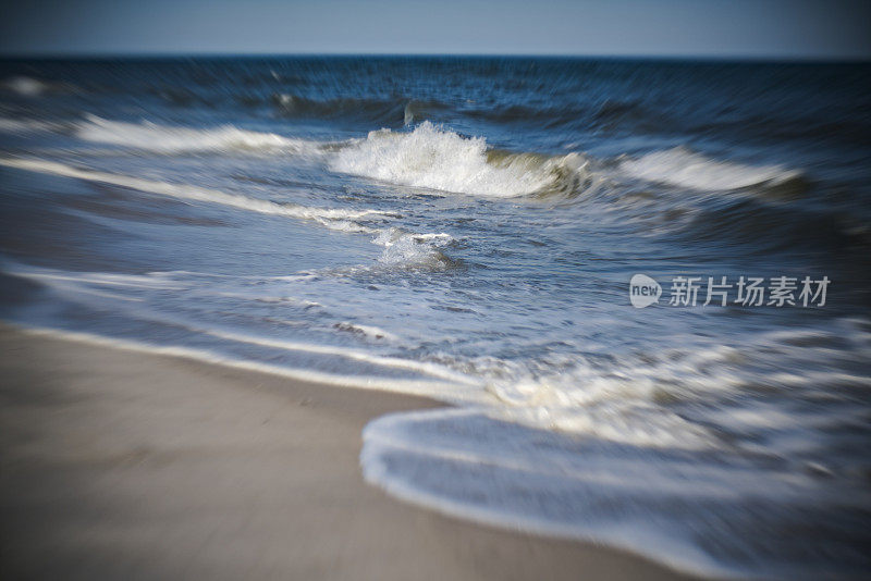 在沙滩上冲浪:海浪、沙子和泡沫