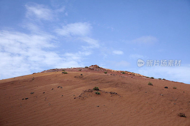 火山岛上灰烬形成的沙丘