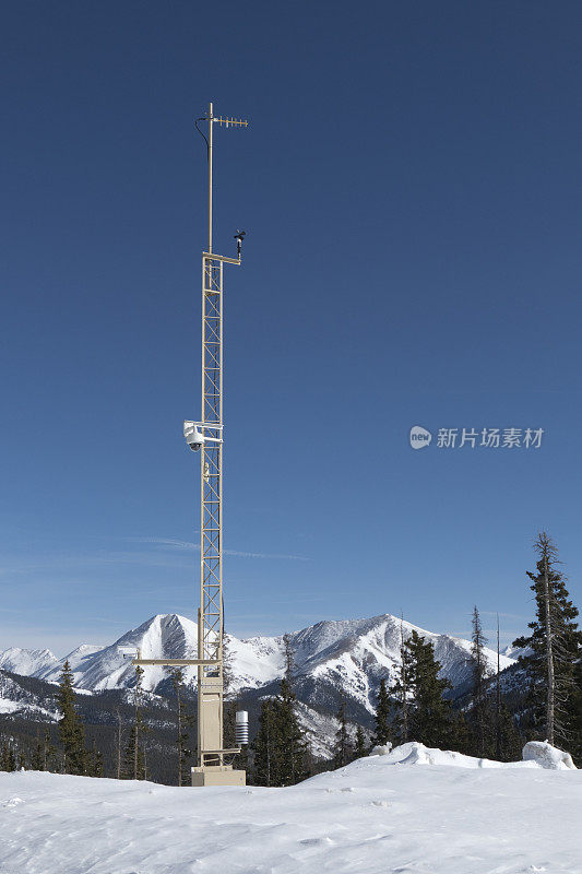 科罗拉多州落基山脉的气象站天线被积雪覆盖