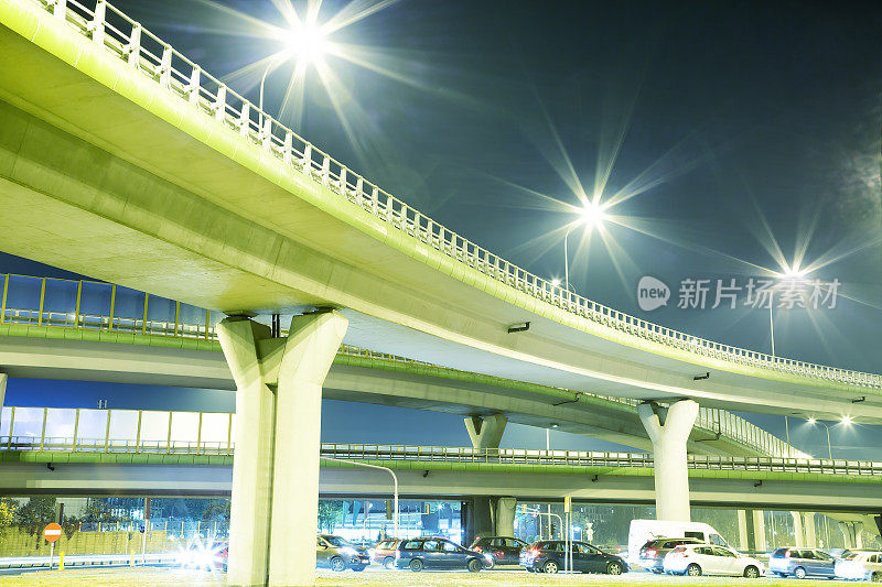 夜间照亮的高架公路，波兰华沙