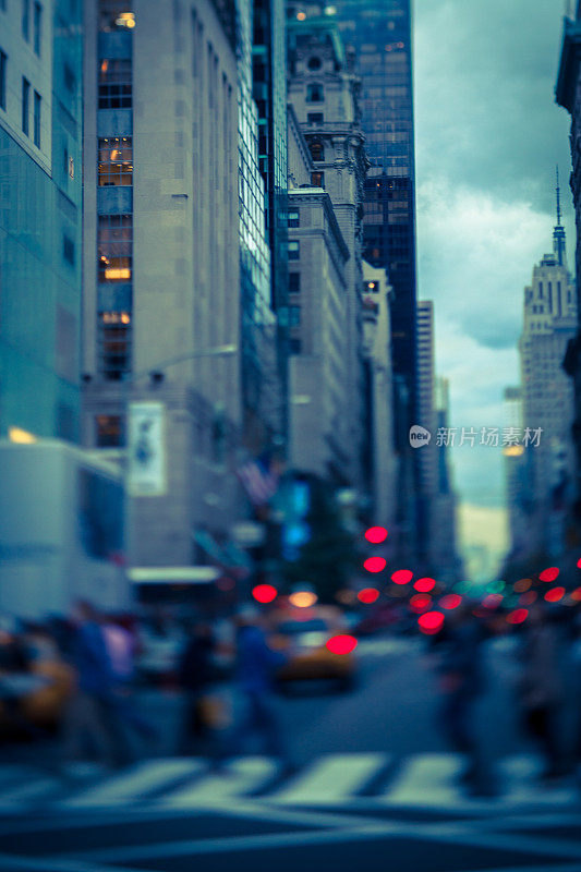 倾斜镜头在纽约市的傍晚街景