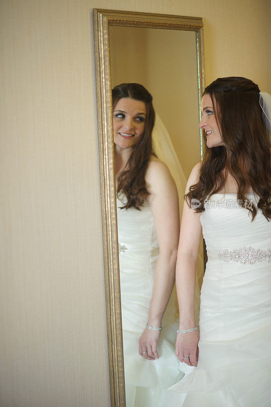 镜中的新娘