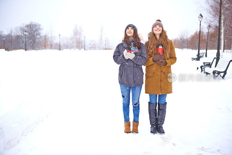 女性朋友在外面享受下雪天