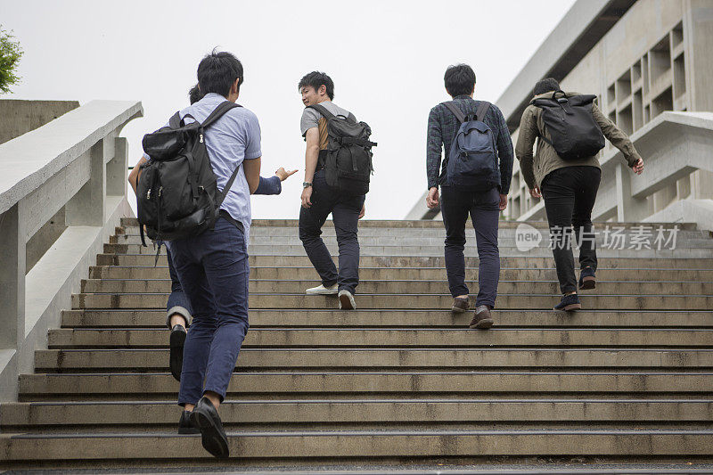 年轻的日本学生在日本京都走上楼梯