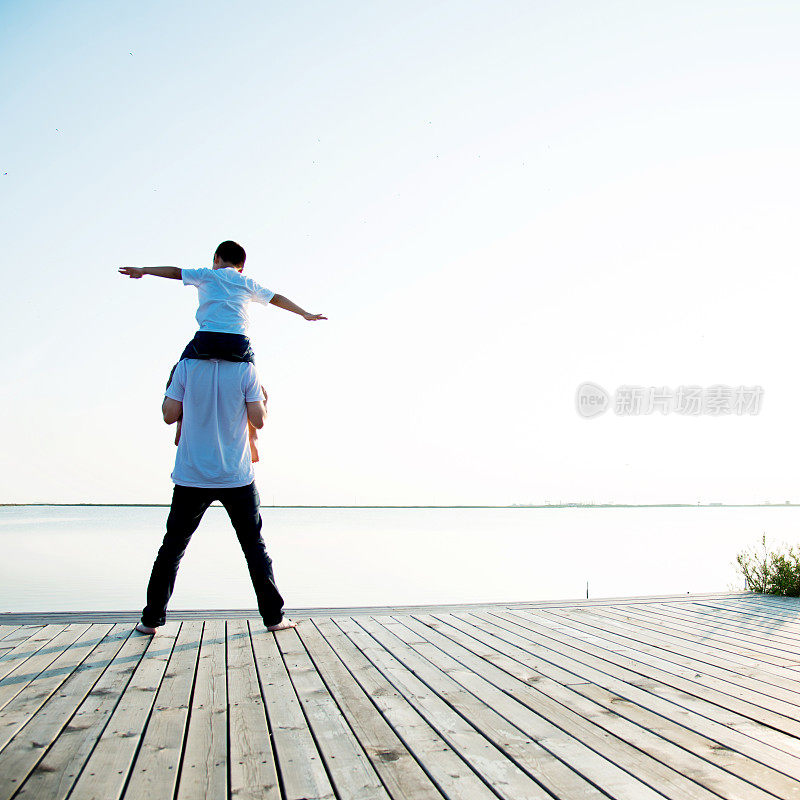 父亲和儿子一起欣赏湖景