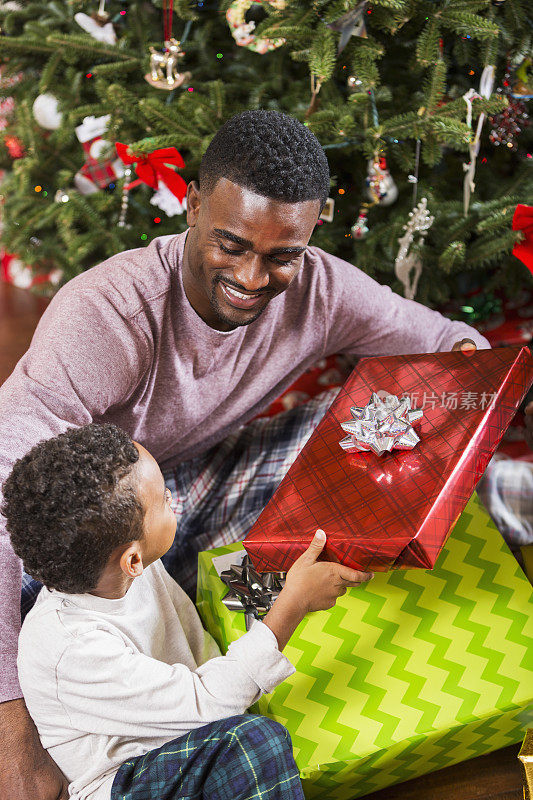 非裔美国儿童给父母送圣诞礼物