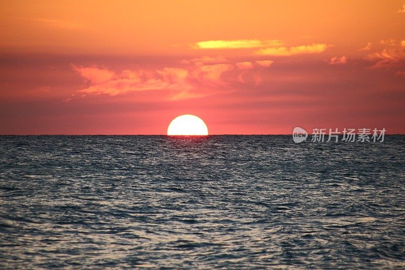 太阳盘消失在西方地平线之下