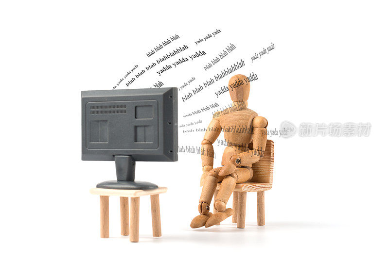 木制人体模型坐着看电视，还有别的什么