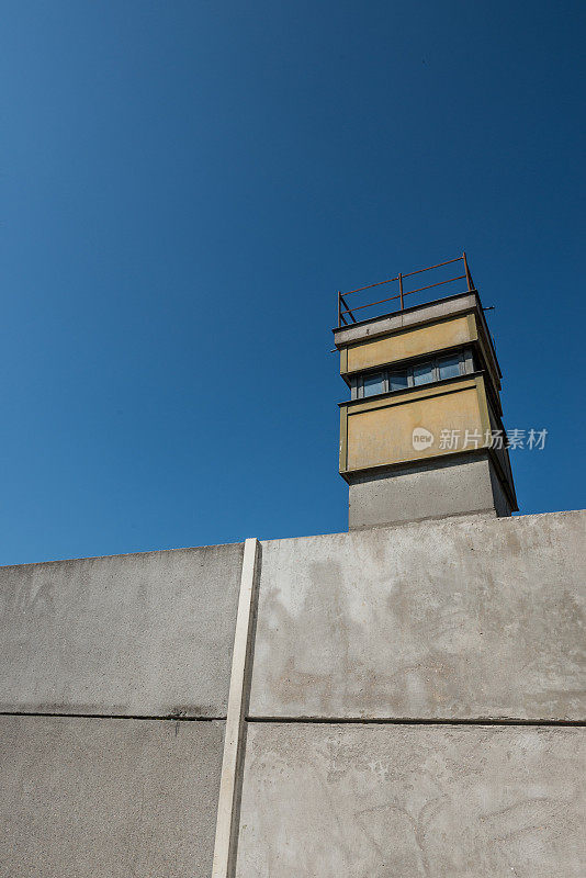 混凝土监狱墙和空的瞭望塔