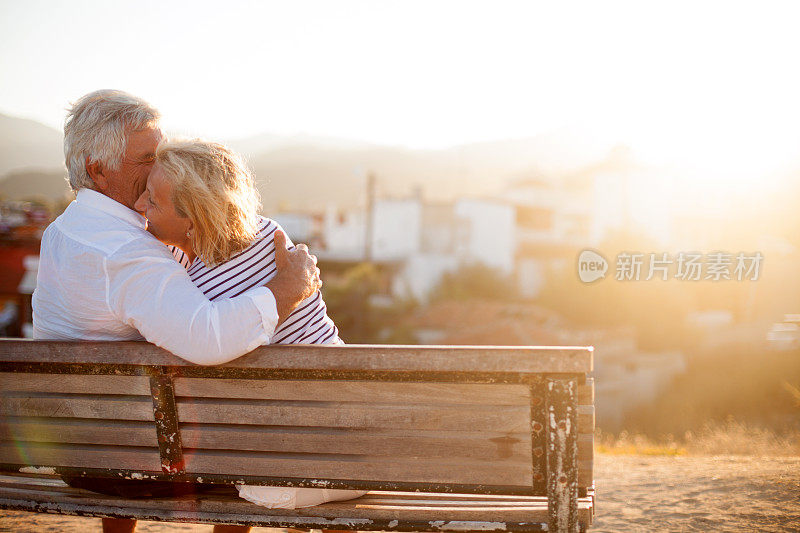 一对老年夫妇坐在长椅上