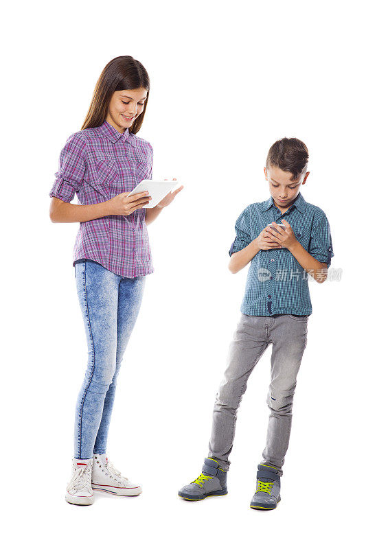 青少年使用数字平板电脑和手机