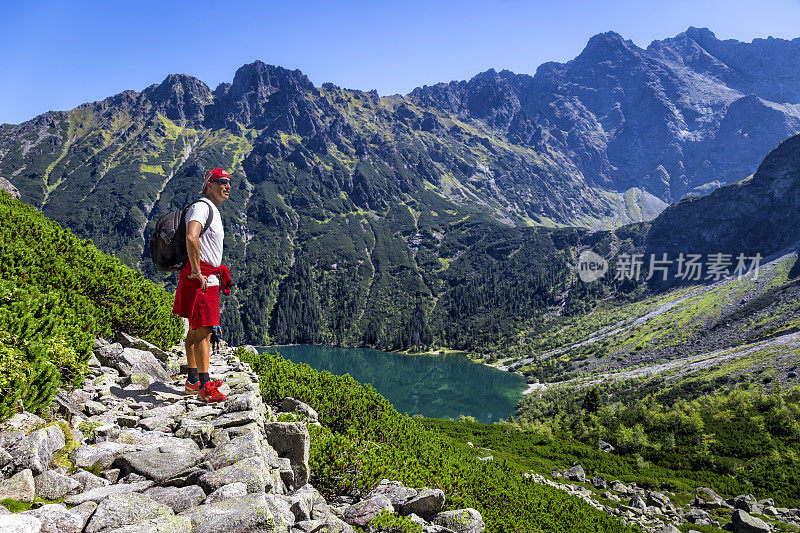 波兰塔特拉山脉的背包客