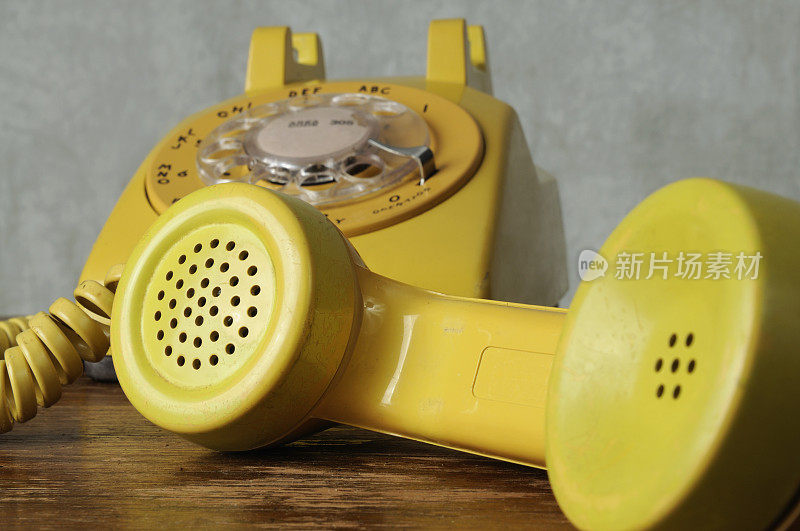 复古黄色转盘电话