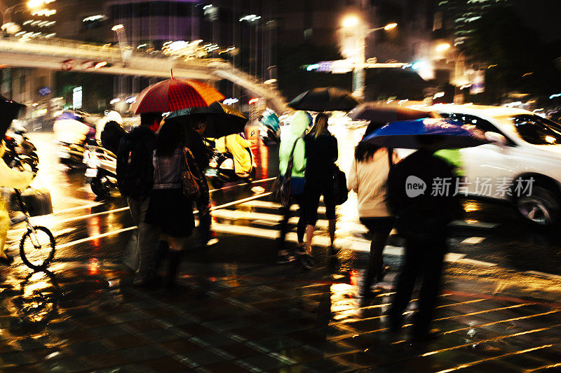 台湾，夜间撑伞的行人