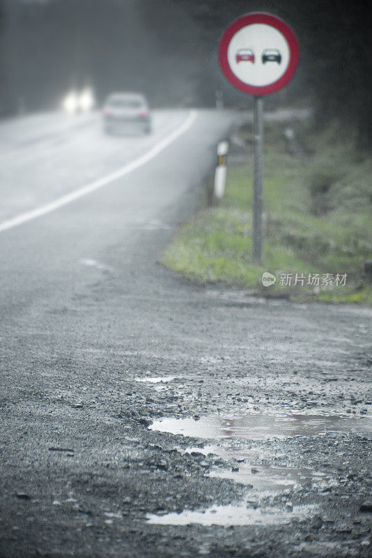 在坏天气里开车。