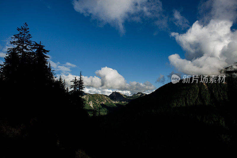 云和悬崖高山风景在雷尼尔山华盛顿