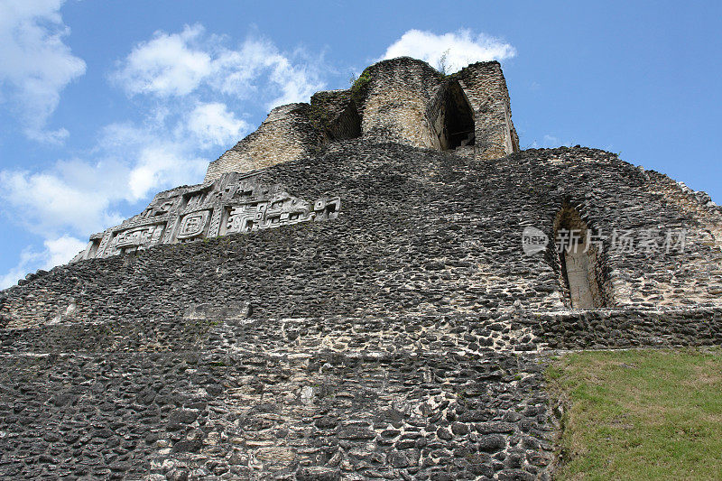侧视图-玛雅人的Xunantunich庙