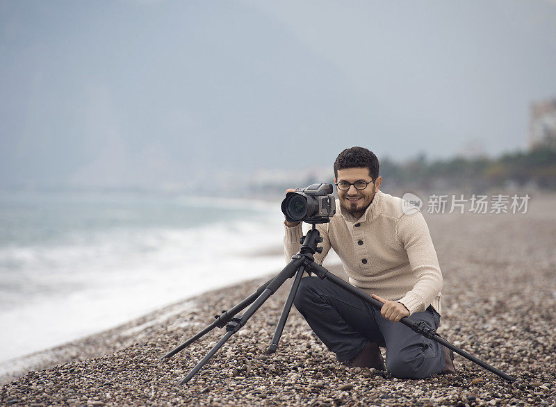 摄影师在海滩上拍照