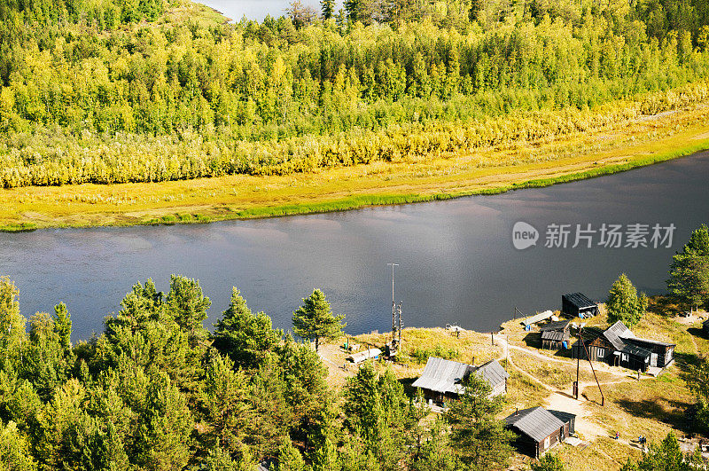 西伯利亚西部针叶林河边的村庄