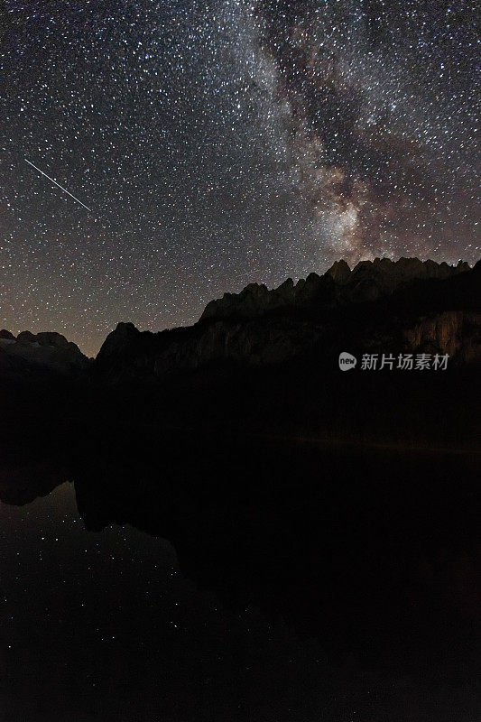 银河在黑暗的湖面上。奥地利的岣梢湖。