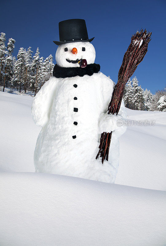 雪人戴着烟囱帽，烟斗和扫帚在森林里