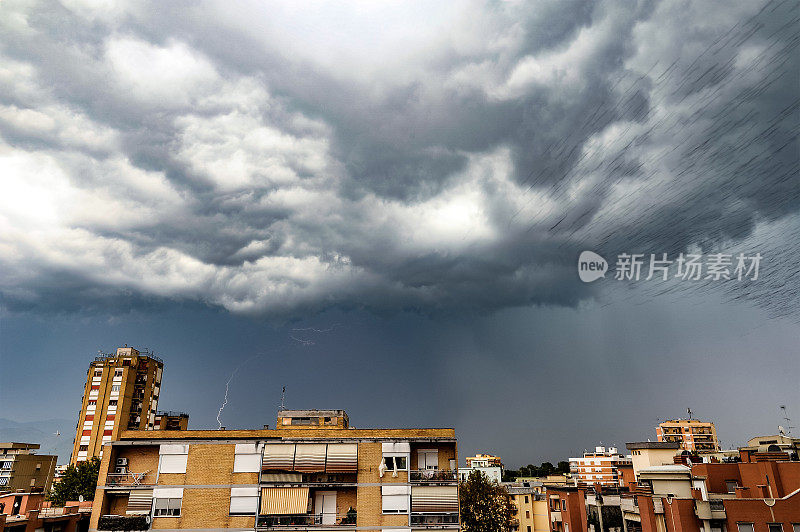 城市上空的雷雨