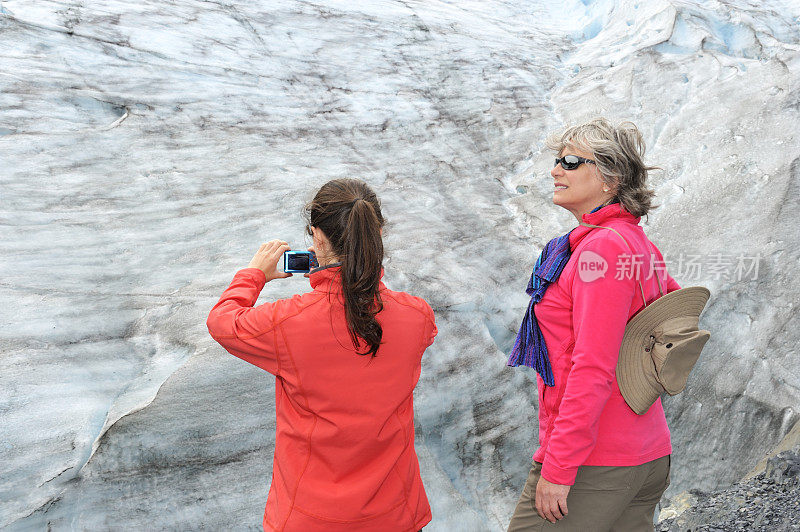 游客在冰川